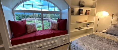 1 bedroom, desk, WiFi, bed sheets