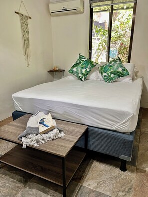 4 bedrooms, WiFi, bed sheets - 4-bedroom unit in charming Playa Dominical with WiFi, AC (Playa Dominical)