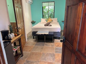4 bedrooms, WiFi, bed sheets - 4-bedroom unit in charming Playa Dominical with WiFi, AC (Playa Dominical)