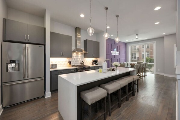 Fridge, microwave, oven, stovetop - Violet Vogue - Rooftop Patio - Skee-ball Game (Nashville)