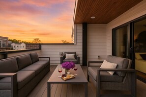 Terrace/patio - Violet Vogue - Rooftop Patio - Skee-ball Game (Nashville)