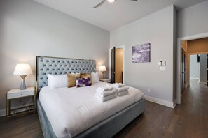 4 habitaciones, escritorio y tabla de planchar con plancha 