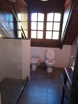 Kahden hengen comfort-huone | Kylpyhuone | Saippua, sampoo, vessapaperi