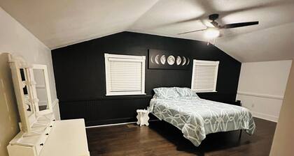 The Centralized Haven 3 bedroom home restaurants, attractions & fun minutes away