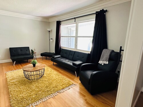 The Centralized Haven 3 bedroom home restaurants, attractions & fun minutes away