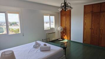 4 slaapkamers, een strijkplank/strijkijzer, wifi