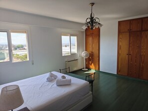 4 dormitoris, planxa i posts de planxar i wifi 