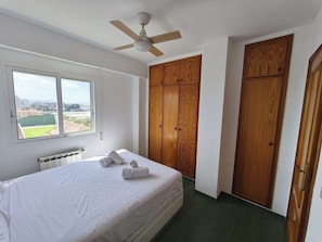 4 slaapkamers, een strijkplank/strijkijzer, wifi