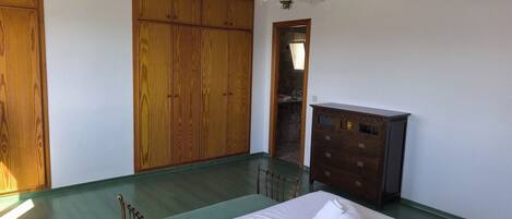 4 bedrooms, iron/ironing board, WiFi