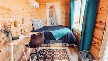 1 habitación, caja de seguridad en la habitación y escritorio