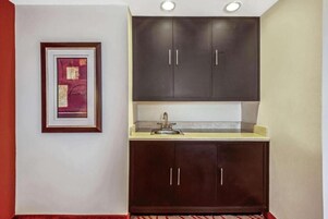 Quarto júnior, 1 cama King | Frigobar, cofres nos quartos, escrivaninha