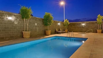 AuĂenpool (je nach Saison geöffnet), Sonnenschirme