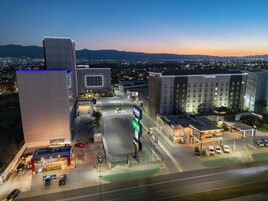 Konaklama yerinin ön cephesi - akşam/gece