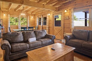 TV, fireplace, video games - Have An Amazing Time – Hot Tub & Perfect Location (Sevierville)