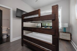 4 slaapkamers, een bureau, een strijkplank/strijkijzer, reisbedje