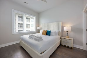 4 عدّة غرف نوم ومكتب ومكواة/لوح كي وسرير سفر