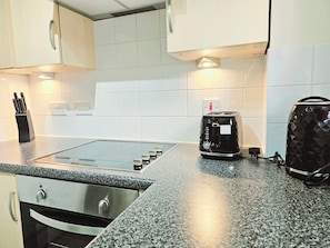 Kjøleskap, mikrobølgeovn, ovn og kokeplater