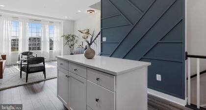 Cozy room in a charming townhome in Montgomery Village with AC, WiFi