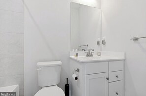 Haartrockner, Handtücher, Seife, Toilettenpapier