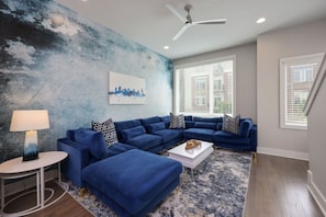 TV - Sapphire Loft - 4 Bdrm/4.5 Bath - Rooftop Patio (Nashville)