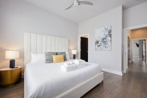 4 slaapkamers, een bureau, een strijkplank/strijkijzer, reisbedje