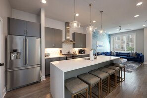 Køleskab, mikrobølgeovn, ovn, kogeplade