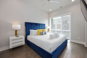 4 bedrooms, desk, iron/ironing board, travel crib - Sapphire Loft - 4 Bdrm/4.5 Bath - Rooftop Patio (Nashville)