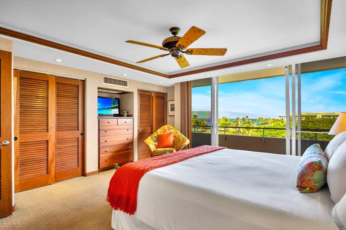 1 habitación, tabla de planchar con plancha y ropa de cama