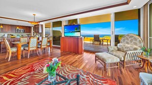 วิลล่า, 2 ห้องนอน (Penthouse, Ocean View, (MKV-A606)) | ห้องนั่งเล่น | ทีวี 55 นิ้ว พร้อมช่องดิจิตอล