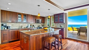 วิลล่า, 2 ห้องนอน (Penthouse, Ocean View, (MKV-A606)) | ครัวส่วนตัว | เครื่องชงกาแฟ/ชา, ตู้เย็น, ไมโครเวฟ, เตาอบ