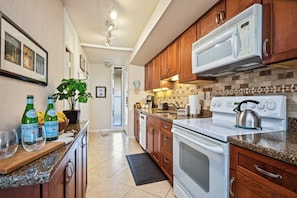 Studio (MKV-C255) | Private kitchen | Fridge, microwave, oven, coffee/tea maker