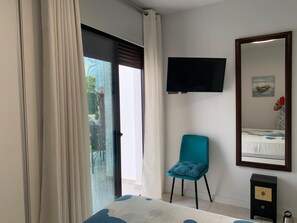 3 chambres, coffres-forts dans les chambres, fer et planche à repasser
