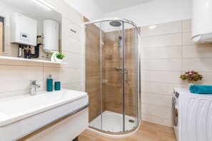 Shower, hair dryer, towels, toilet paper - Villa Tena with Private Swimming Pool (Pomer)