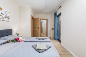 3 soverom, safe på rommet, strykejern/-brett og reiseseng for barn