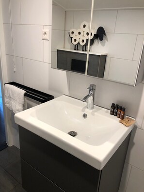 Shower, soap, shampoo, toilet paper - Schaapskooi Overnacht Heerlijk Rustig aan de Rand van de Veluwe (Voorthuizen)