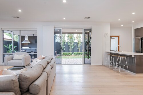 Castle - Pet Friendly, City Fringe, Office, Garage