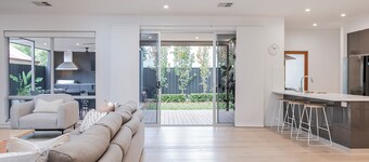 Castle - Pet Friendly, City Fringe, Office, Garage