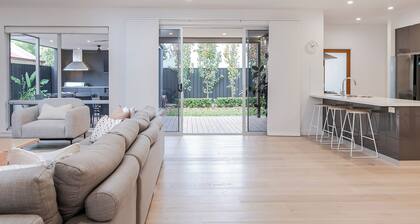 Castle - Pet Friendly, City Fringe, Office, Garage