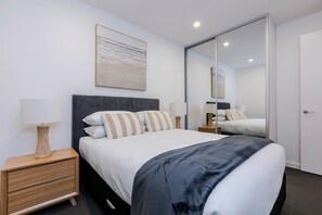 3 bedrooms, iron/ironing board, WiFi, bed sheets - Castle - Pet Friendly, City Fringe, Office, Garage (Prospect)