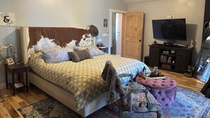 A bedroom with a bed, a television, a wardrobe, and a ceiling fan. - Idyllic Idaho Getaway: Your Spirit Lake Sanctuary (Spirit Lake)