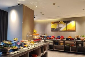 A modern hotel breakfast area with a long counter, various food items, and a contemporary wall design. - Homeinn · neo (Shijiazhuang Xinbai Square Wanli Temple Pedestrian Street) (Shijiazhuang)