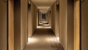 A long, narrow hotel corridor with doors on both sides, numbered 8817 and 8818, leading to rooms. - Homeinn · neo (Shijiazhuang Xinbai Square Wanli Temple Pedestrian Street) (Shijiazhuang)