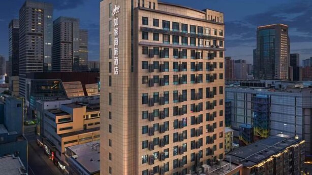 A modern hotel with a prominent facade, multiple floors, and a flat roof. - Homeinn · neo (Shijiazhuang Xinbai Square Wanli Temple Pedestrian Street) (Shijiazhuang)