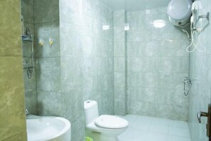 A bathroom with a toilet, sink, and shower. - Haibian Dujiawu Hotel (Sanya Dadonghai) (Sanya)
