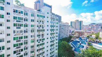 Un edificio de gran altura con varios pisos, balcones y vistas a la ciudad.