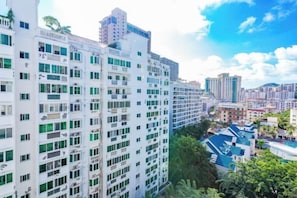 Un immeuble de grande hauteur, doté de nombreux étages, de balcons et offrant une vue sur le paysage urbain.