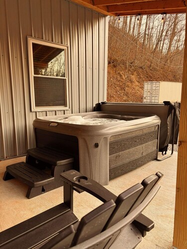 Trailside Lodge | 10 Sec to Trail, Hot Tub + Fire Pit