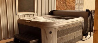 Trailside Lodge | 10 Sec to Trail, Hot Tub + Fire Pit