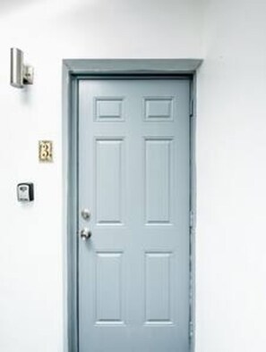 Interior - Zebra House Oasis, Ultimate Ft. Lauderdale Studio (Oakland Park)