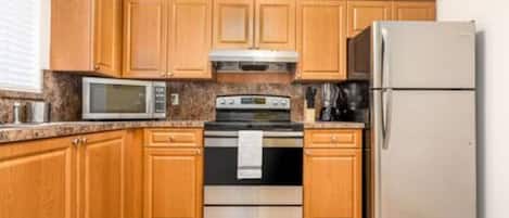 Kylskåp, mikrovågsugn, ugn och spishäll